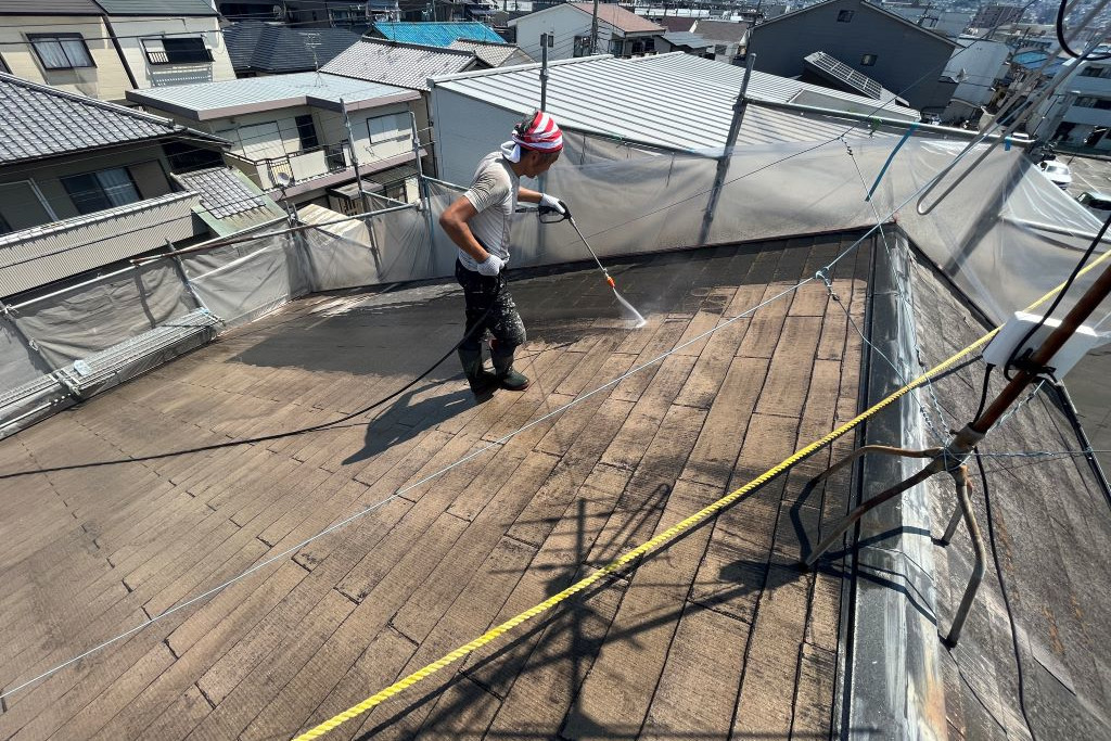 屋根高圧洗浄中